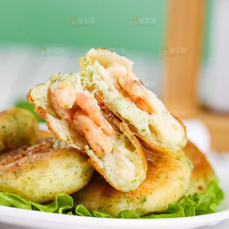 浅底上的鳕鱼鲜虾饼