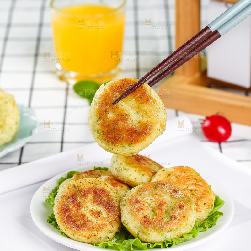 浅底上的鳕鱼鲜虾饼
