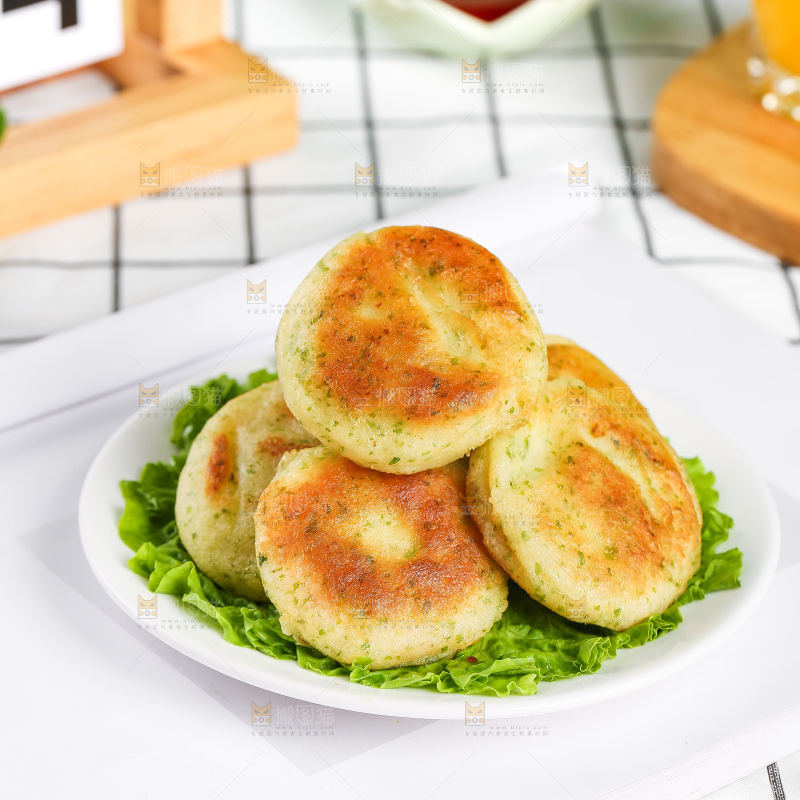 浅底上的鳕鱼鲜虾饼