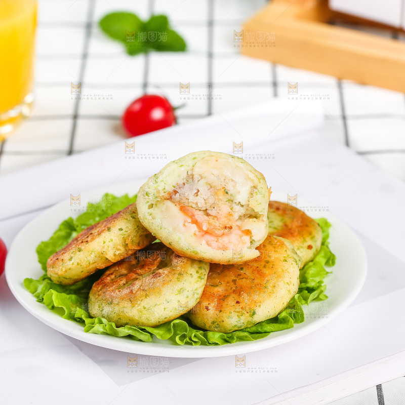 浅底上的鳕鱼鲜虾饼