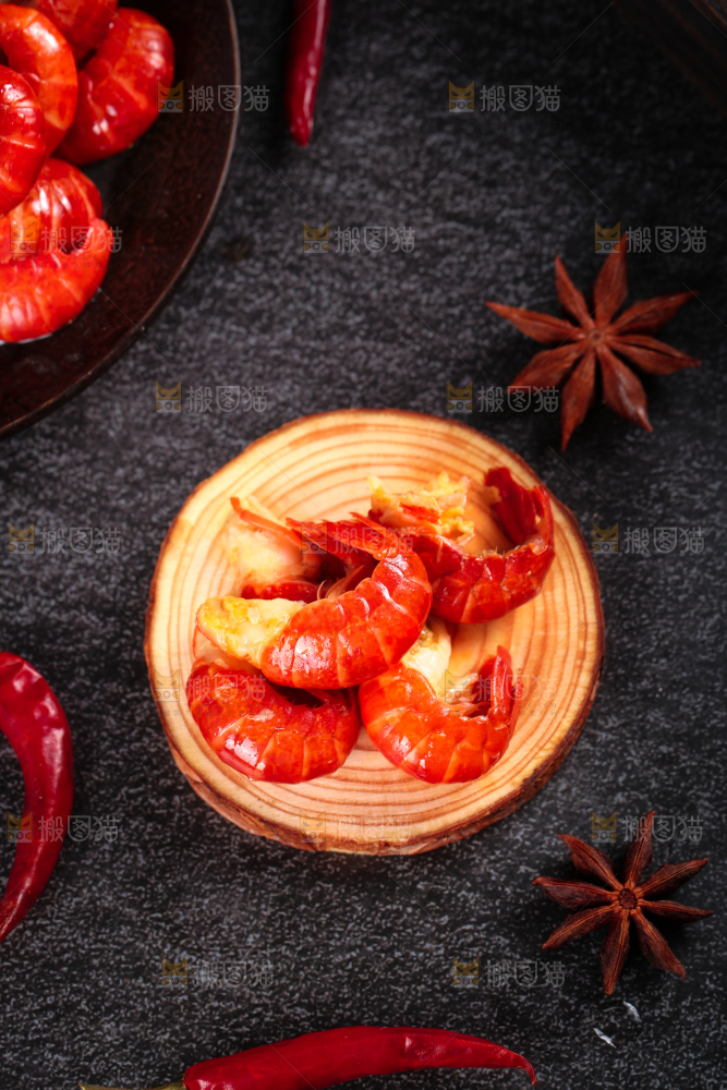 深底上摆放着虾球