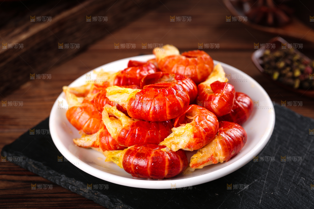 盘子里装着龙虾尾