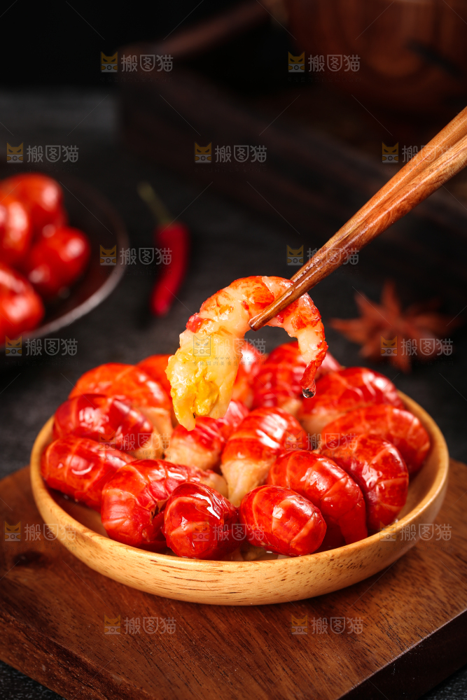 筷子夹着龙虾尾