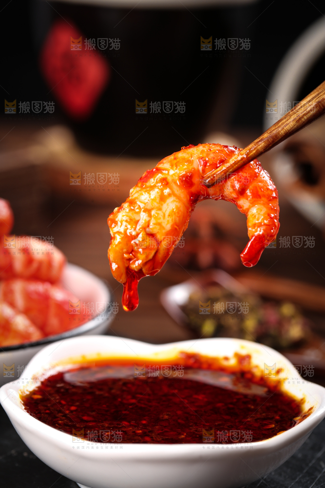 筷子夹着虾尾