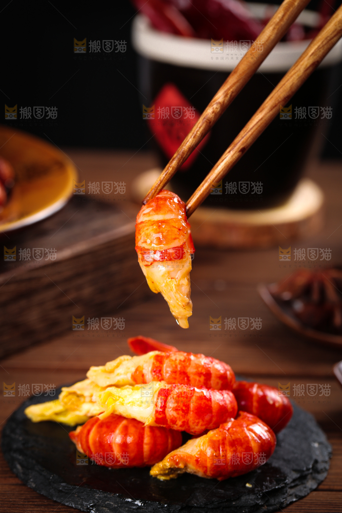 筷子夹着虾尾