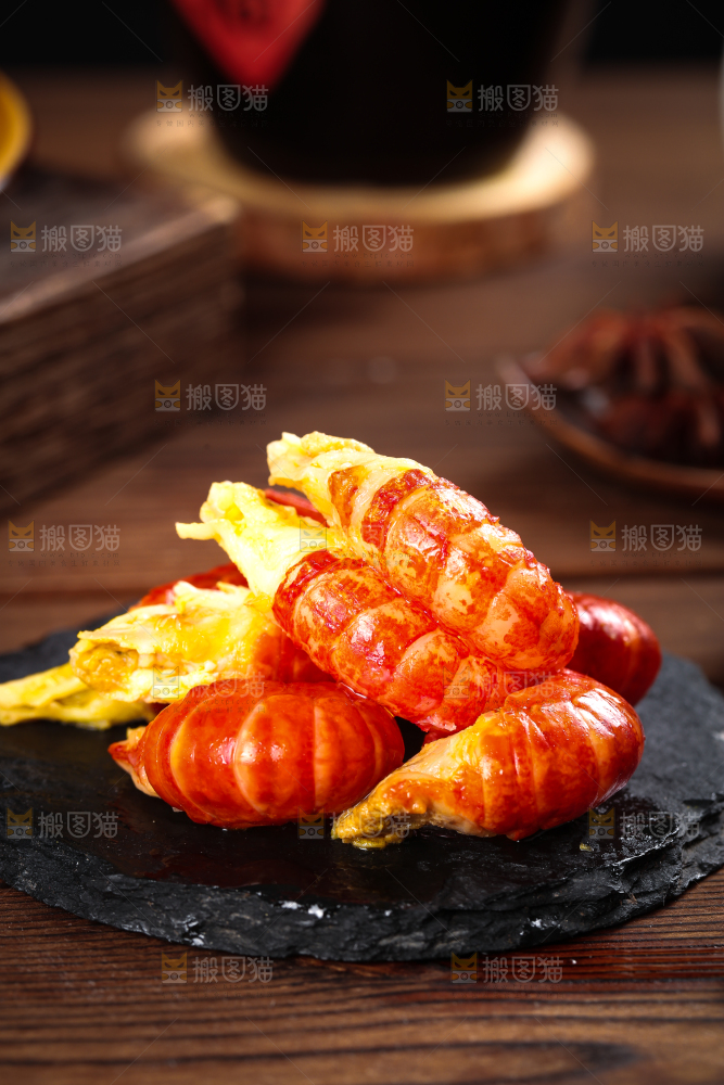 深底上摆放着虾球