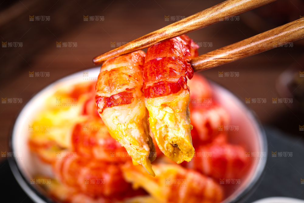 筷子夹着虾尾