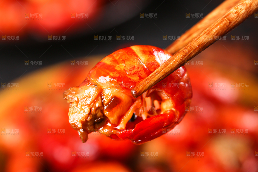 筷子夹着虾尾