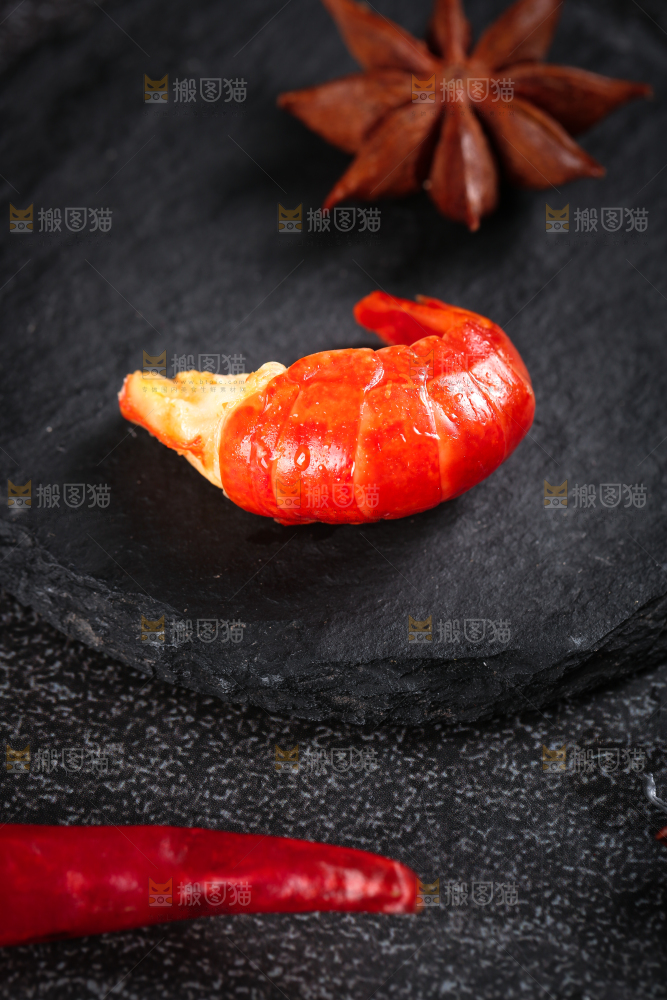 黑底上摆放着龙虾球