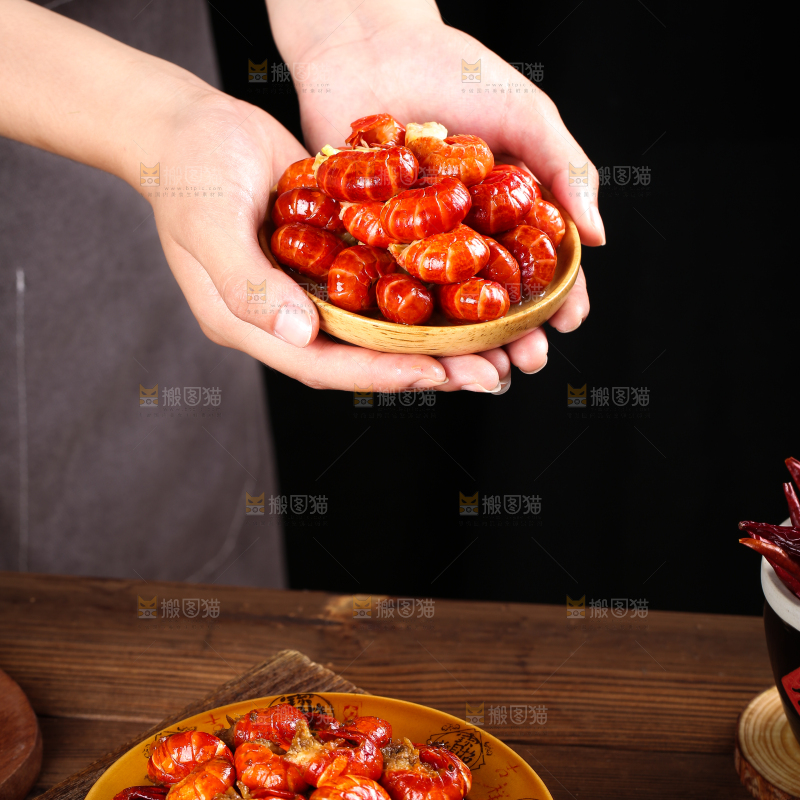 手里拿着一碟龙虾尾