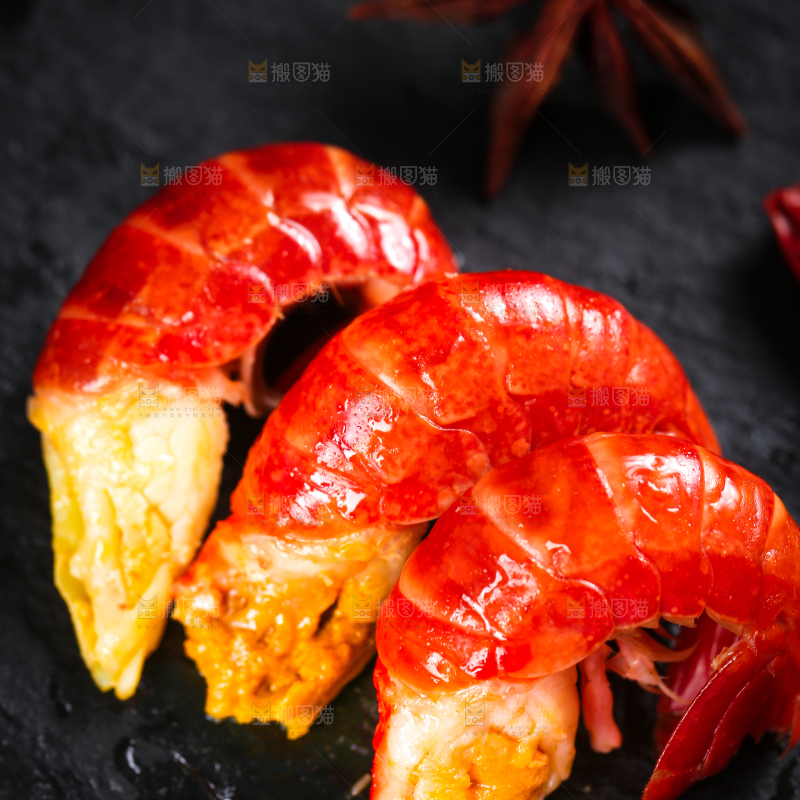 深底上摆放着虾球