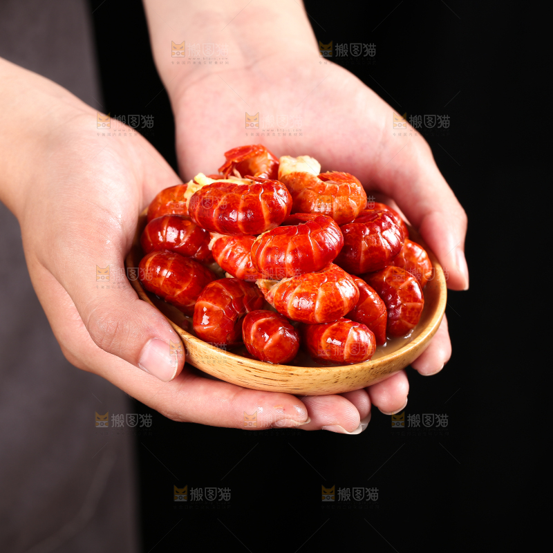 手里拿着一碟龙虾尾