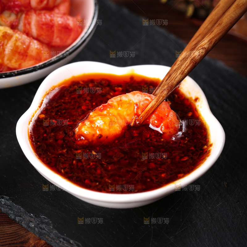 筷子夹着虾尾