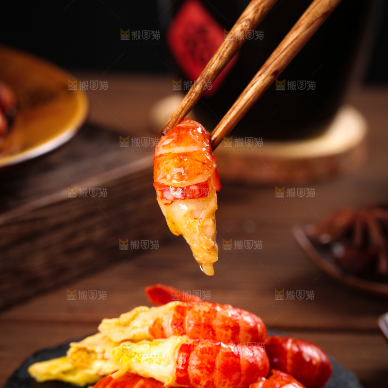 筷子夹着虾尾