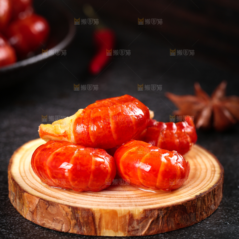 深底上摆放着虾球