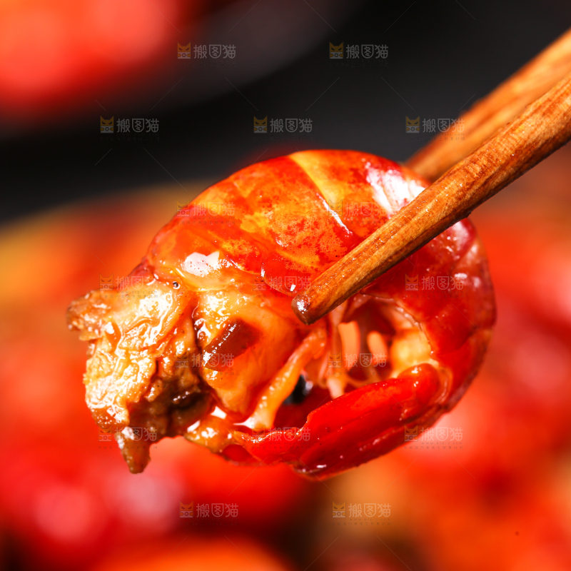 筷子夹着虾尾