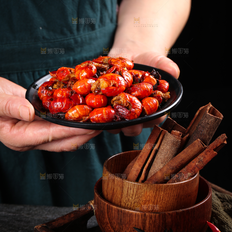 手里拿着一碟龙虾尾