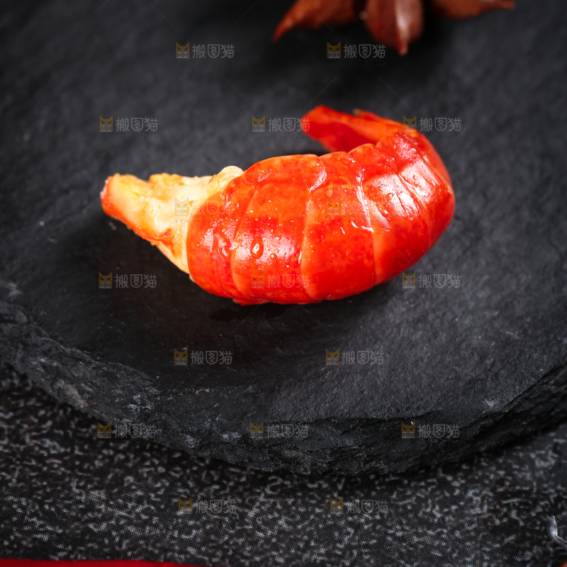 黑底上摆放着龙虾球