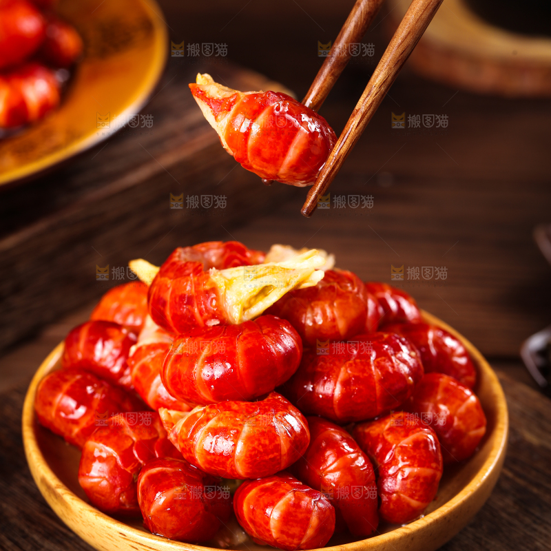 碟子里装着龙虾球