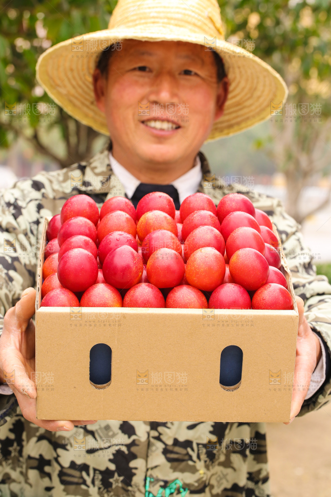 手里拿着樱桃李