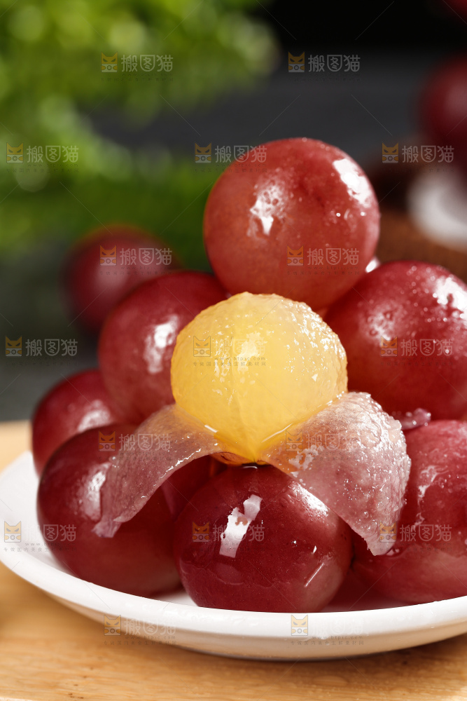 深底上的妮娜皇后葡萄