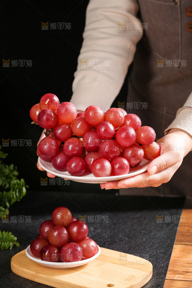 深底上的妮娜皇后葡萄