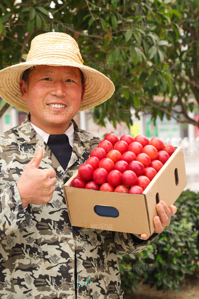 手里拿着樱桃李
