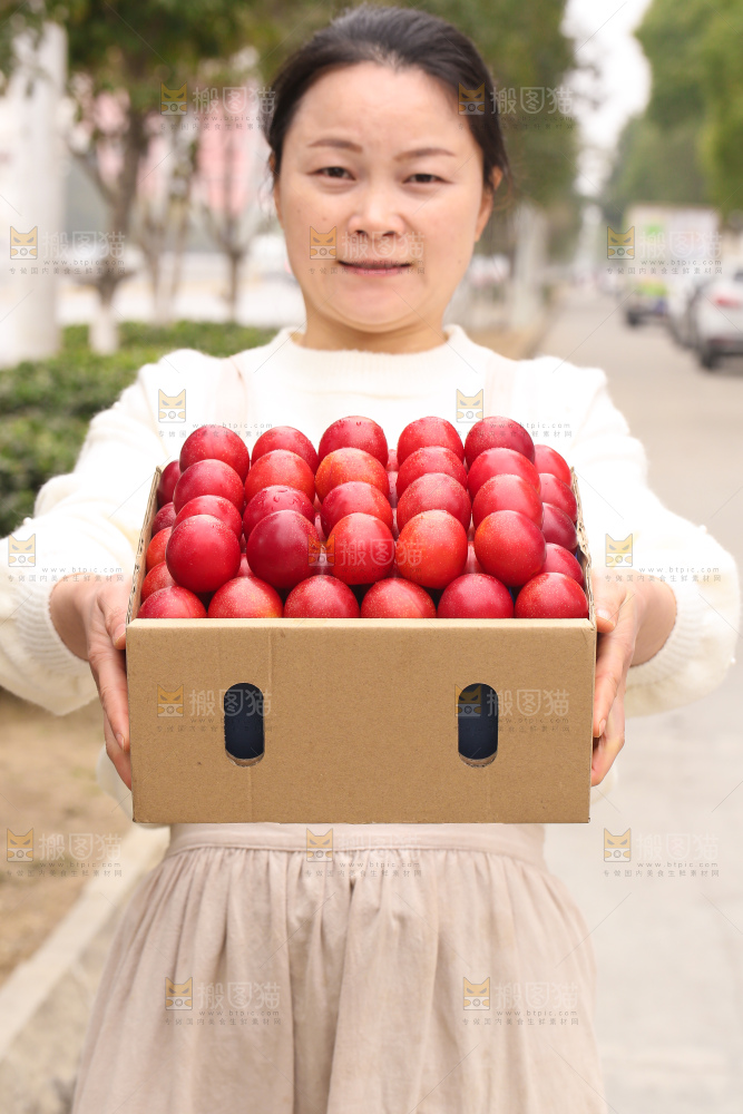 手里拿着樱桃李