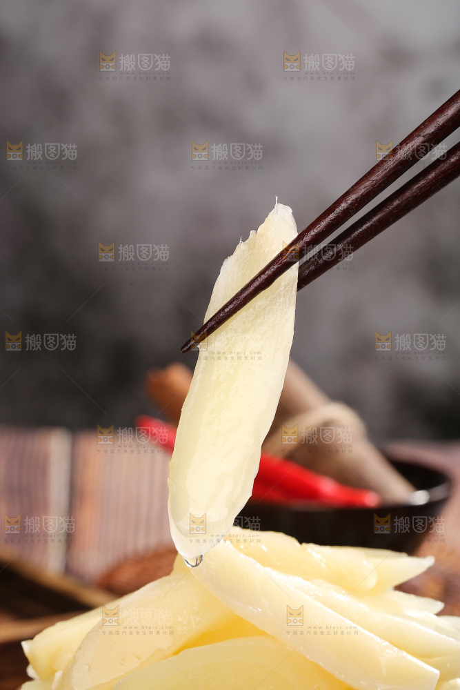 木底上的糖醋姜