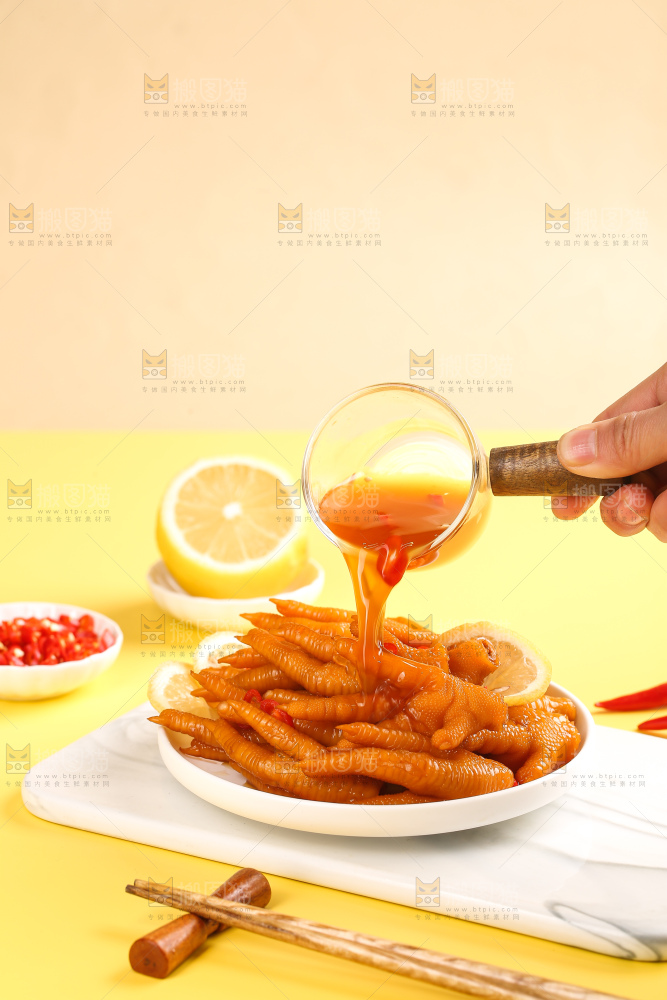 浅底上的酸辣鸡爪