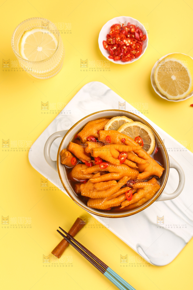 浅底上的酸辣鸡爪