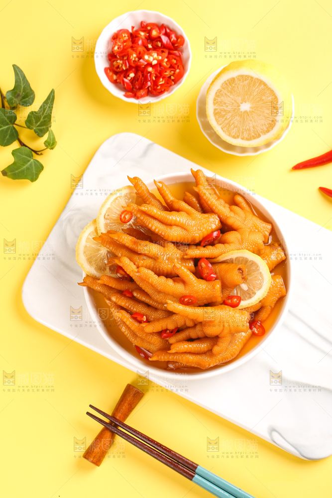 浅底上的酸辣鸡爪