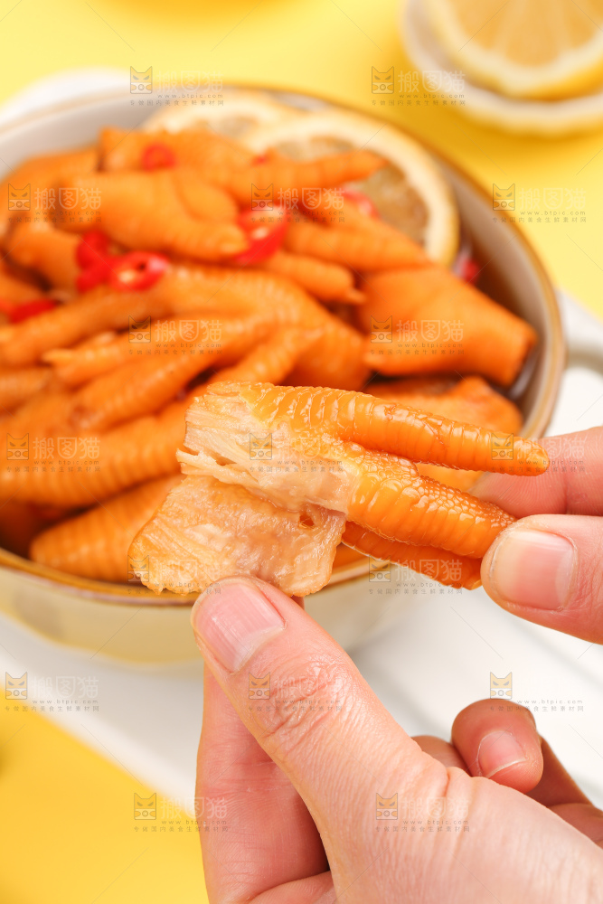 浅底上的酸辣鸡爪