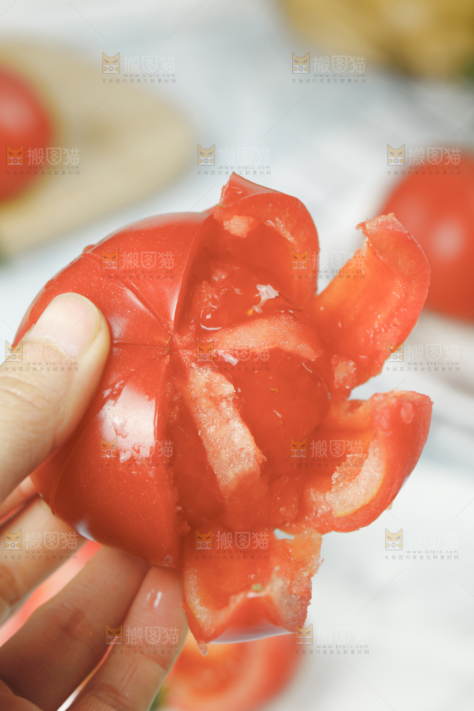 浅底上的普罗旺斯西红柿