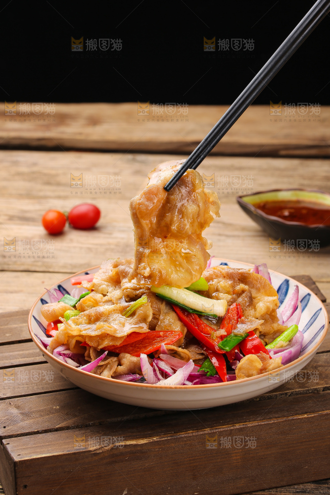 盘子里的凉拌牛肉卷