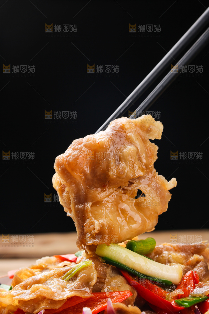 盘子里的凉拌牛肉卷