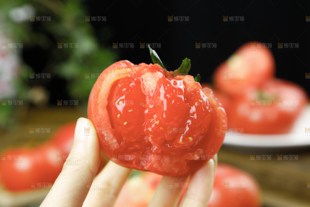 深底上的普罗旺斯西红柿
