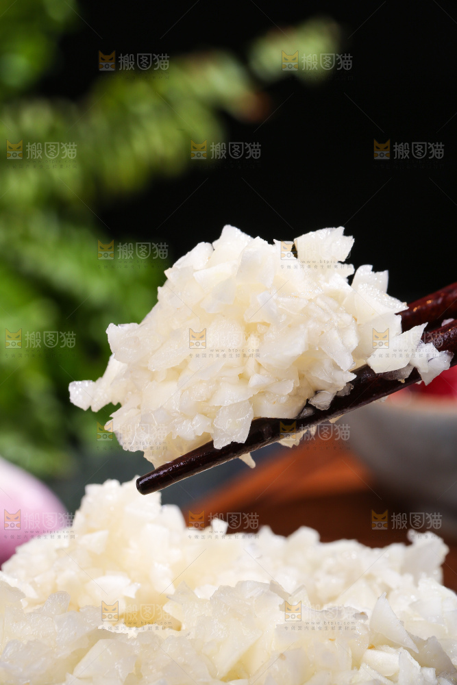 深底上的蒜末