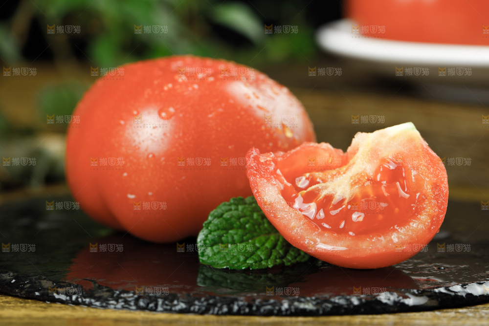 深底上的普罗旺斯西红柿