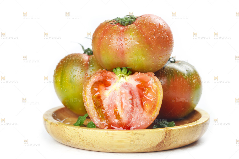 白底上的铁皮西红柿