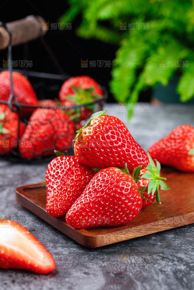 深底上的丹东草莓