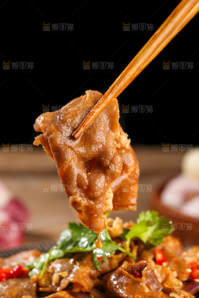 木底上的麻辣羊肉卷