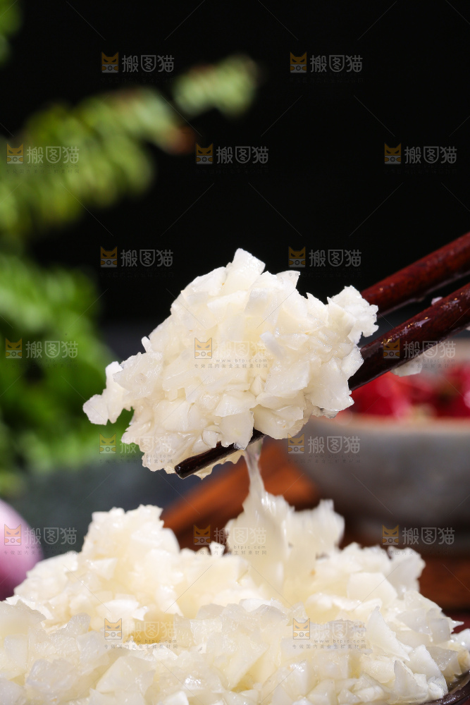深底上的蒜末