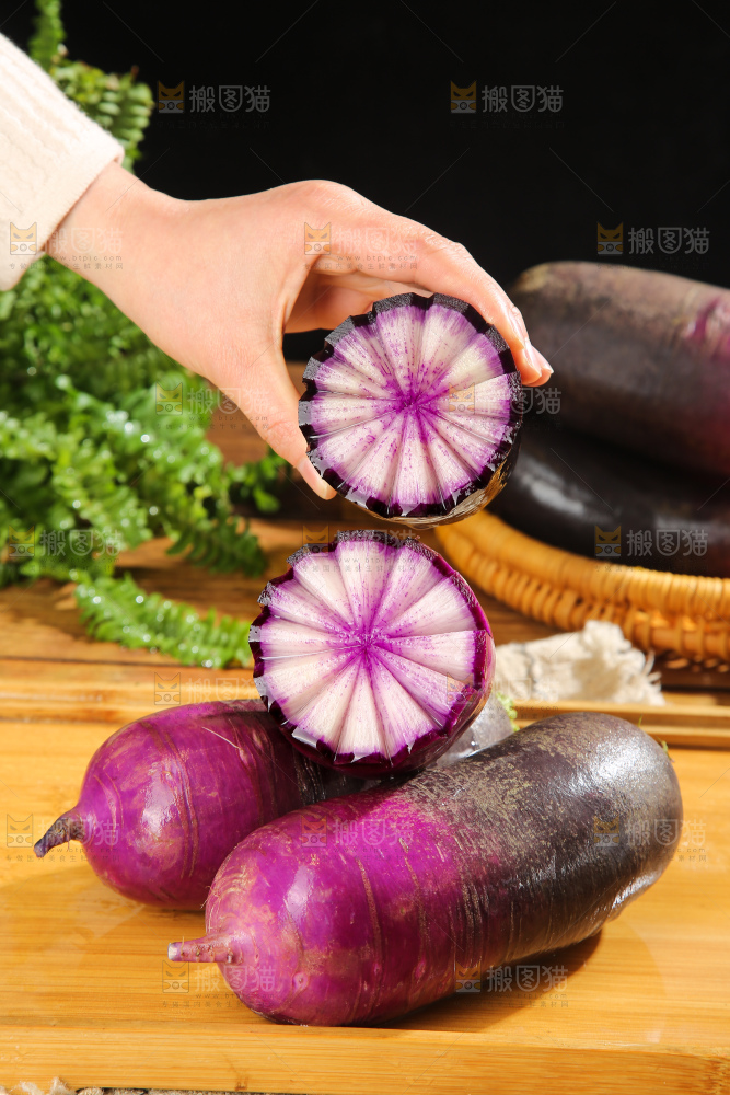 深底上的冰淇凌萝卜