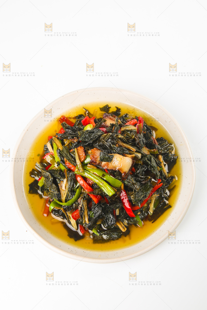 盘子里的白菜炒腊肉
