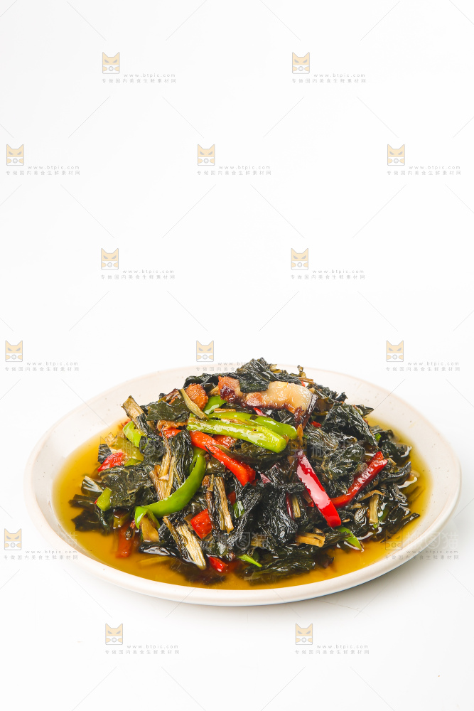盘子里的白菜炒腊肉