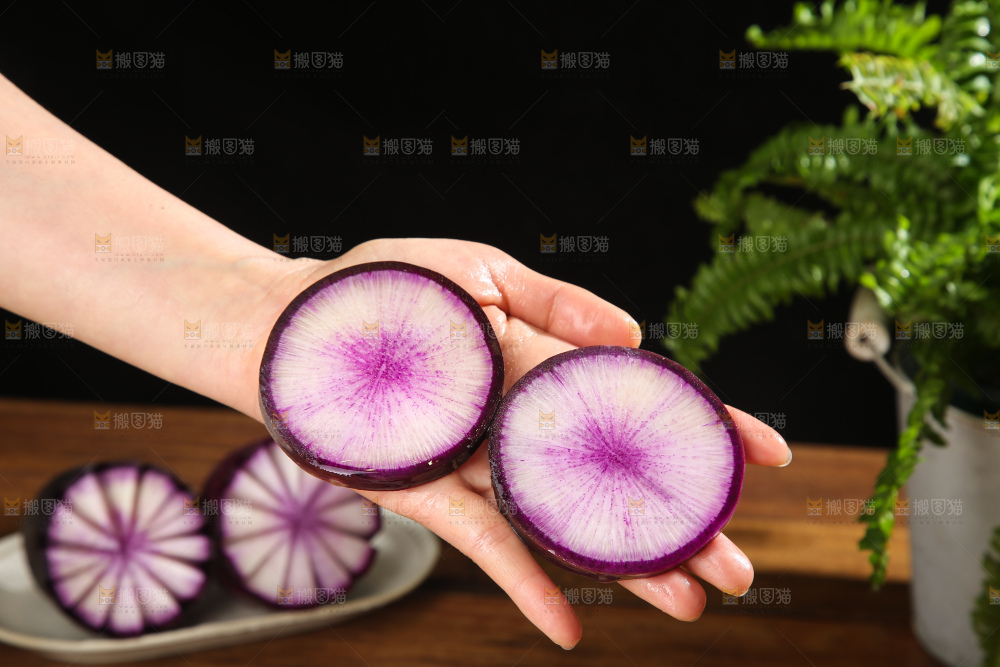 深底上的冰淇凌萝卜