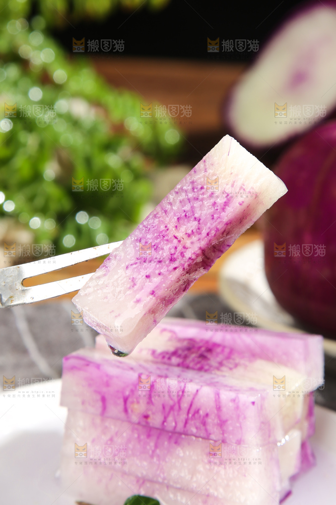 深底上的冰淇凌萝卜
