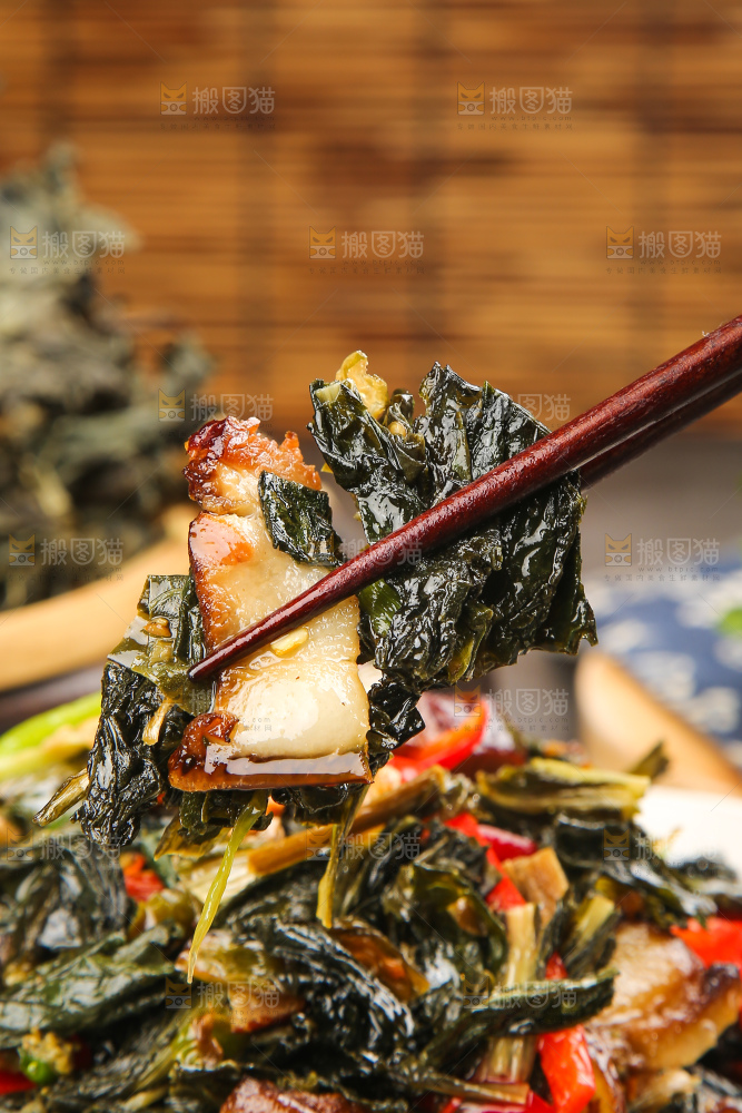 盘子里的白菜炒腊肉