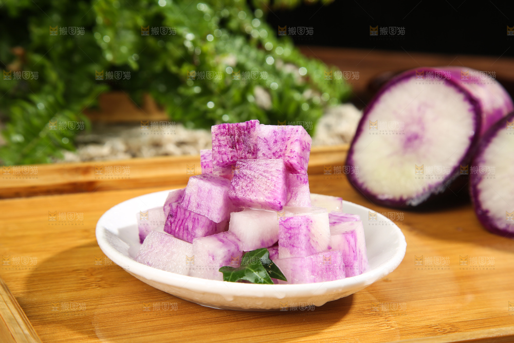 深底上的冰淇凌萝卜